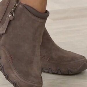 NIB - Skechers Relaxed Fit Suede Ankle Boots - Zappie st /Chocolate, 8 Medium